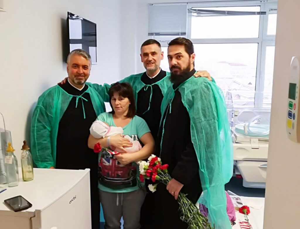 Pacienţii internaţi la Spitalul Județean și Maternitatea Buzău au primit daruri de 1 Martie