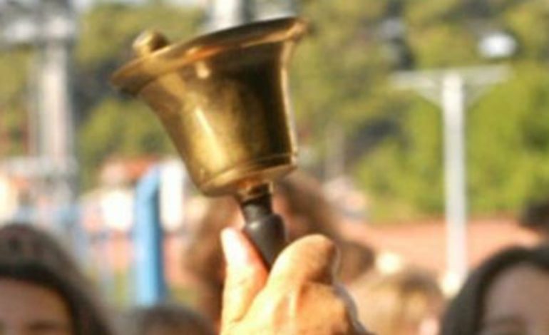 “Κουδούνι στις 9”: Τι απαντά το υπουργείο Παιδείας