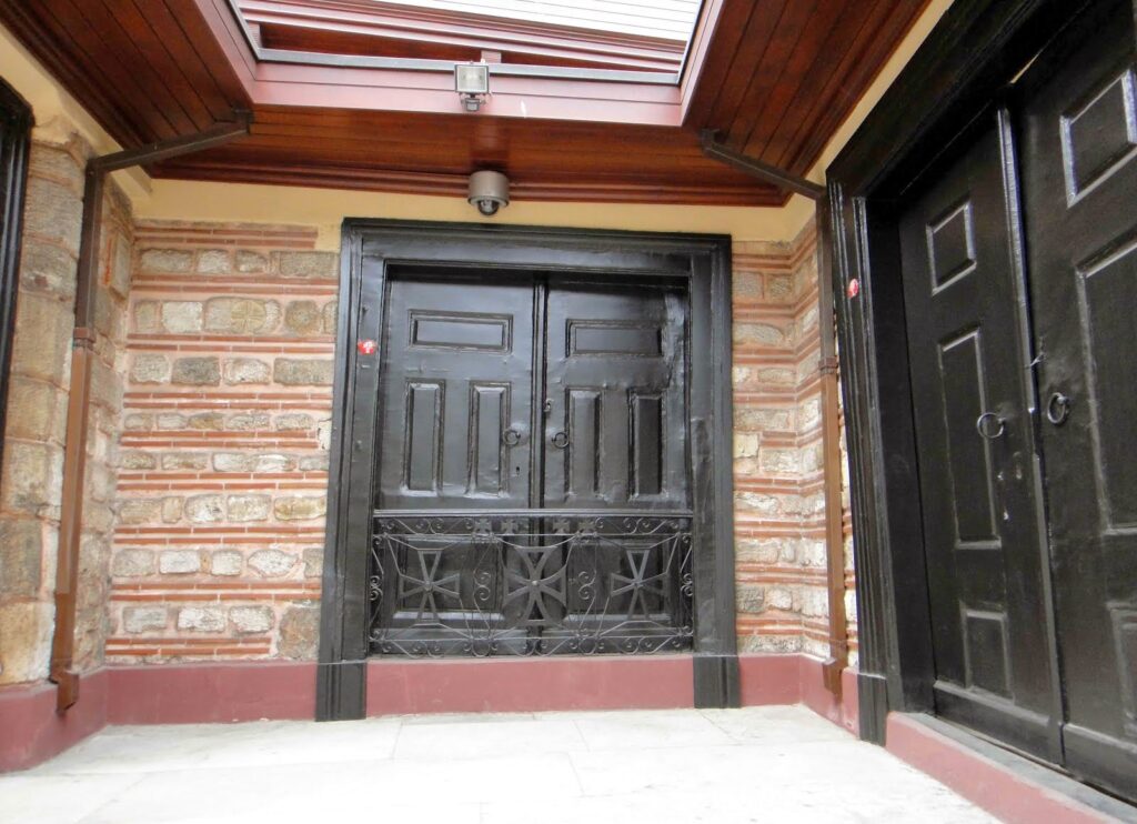 Εδώ και 198 χρόνια, η κεντρική πύλη του Οικουμενικού Πατριαρχείου στο Φανάρι είναι σφραγισμένη