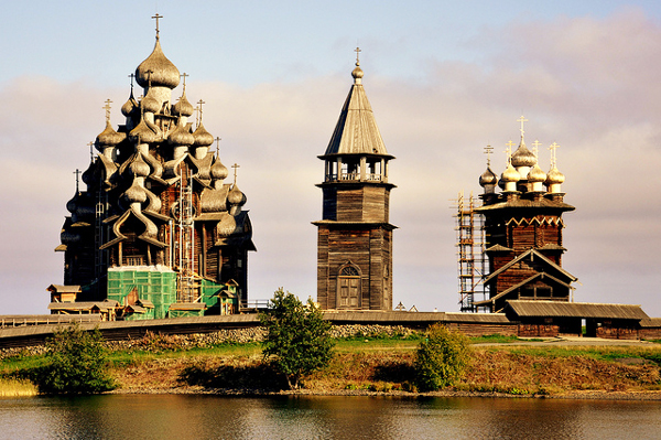 Παίρνουν ζωή οι ξύλινες εκκλησίες της Ρωσίας