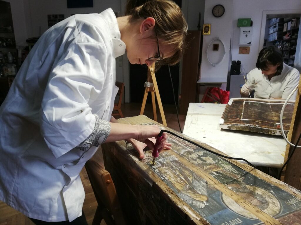 „Restaurarea ca medicina” – Cum sunt salvate icoane vechi de sute de ani la Sibiu