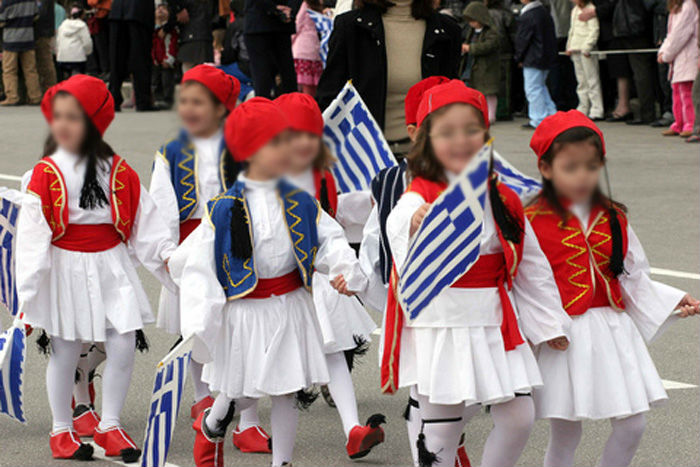 Τα Ελληνόπουλα υψώνουν τη σημαία  (βίντεο)