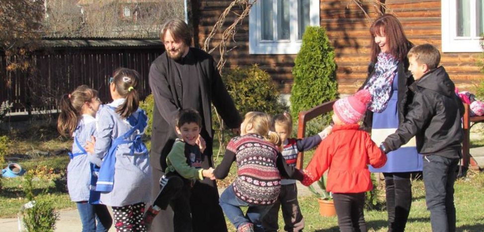 Îndemnul unui preot din Topliţa care are grijă de 20 copii: „trebuie să-i ajutăm pe cei ce nu pot”