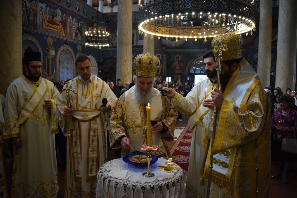 Патријарх српски Иринеј служио свету Литургију и парастос жртвама НАТО агресије у нишком Саборном храму