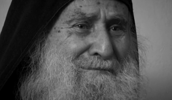 Οι κόρνες της σιωπής: Το φως δε γεννάται με λόγια