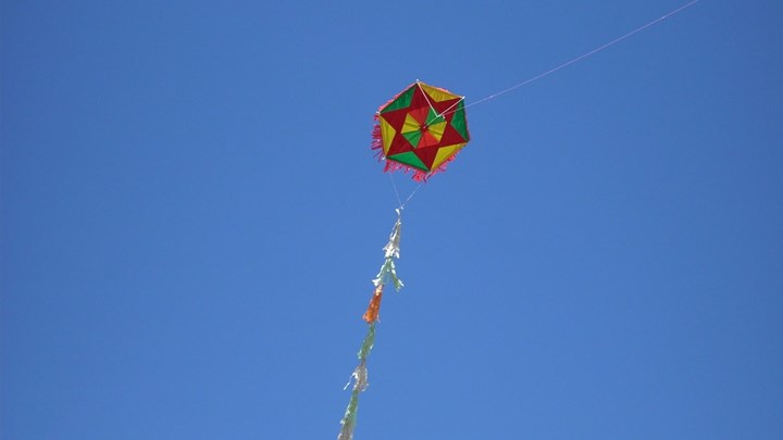 Εξηγώντας τον χαρταετό: “Δηλαδή, κύριε, ή πετάμε… ή πάμε στην Κόλαση, ε;”