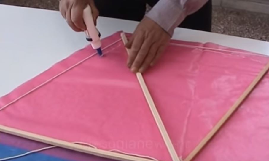 Πως θα κατασκευάσετε ένα παραδοσιακό χαρταετό (βίντεο)