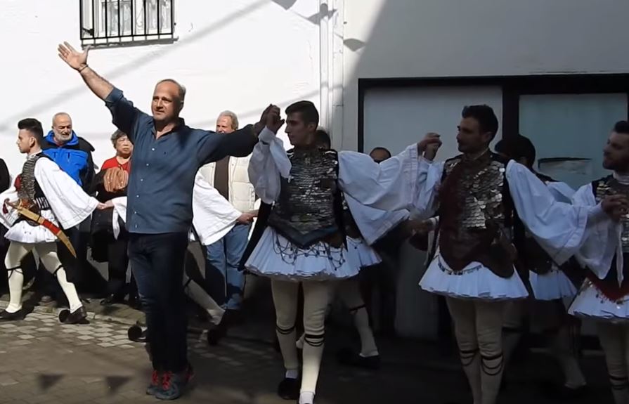 Παλιός Γενίτσαρος χορεύει την Καθαρά Δευτέρα με τον γιο του στην Πουλιάνα (βίντεο)