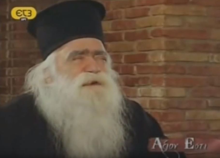 “Πως νιώθετε σαν ιερέας στο κέντρο των Εξαρχείων;”