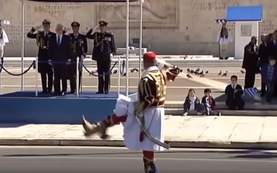 «Σείστηκε» η Αθήνα με τους Εύζωνες (βίντεο)