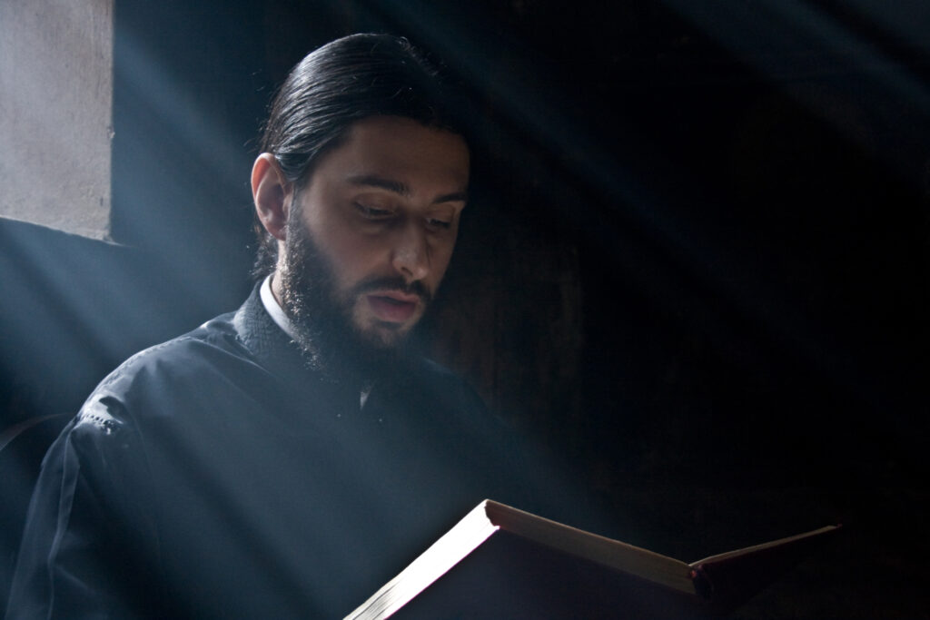 Ο π. Ν. Καβαρνός ψάλλει την αυριανή εορτάζουσα