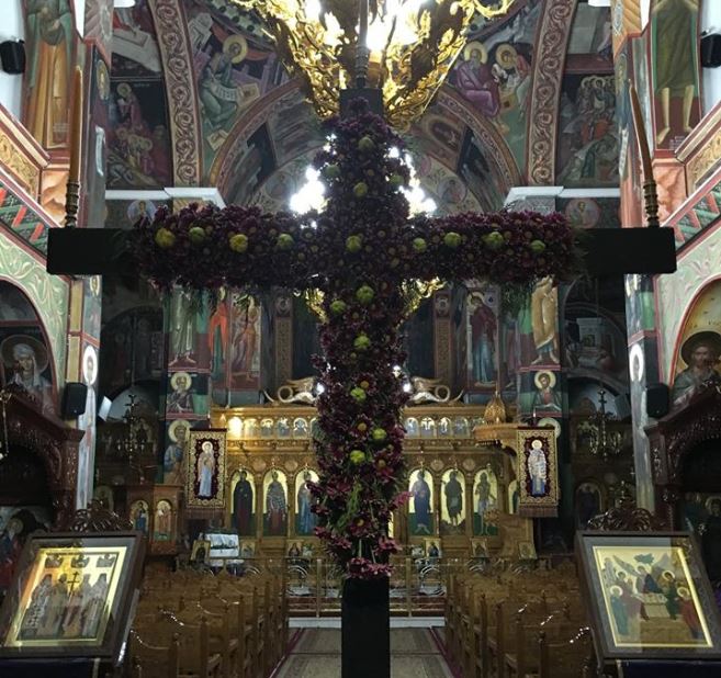 Πέραμα: Έτοιμος ο Σταυρός και τα σταυρολούλουδα (φώτο)