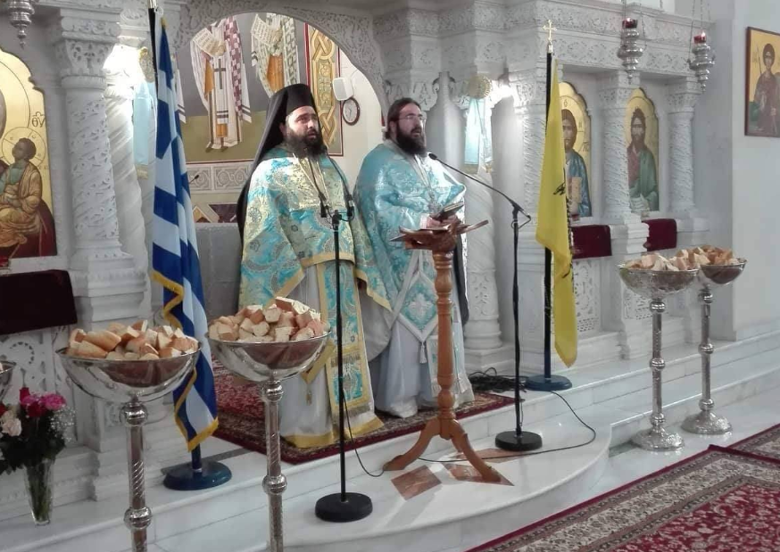 ΒΙΝΤΕΟ – ΘΕΣΣΑΛΟΝΙΚΗ: Ιερείς και εκκλησίασμα ψάλλουν τον Εθνικό Ύμνο