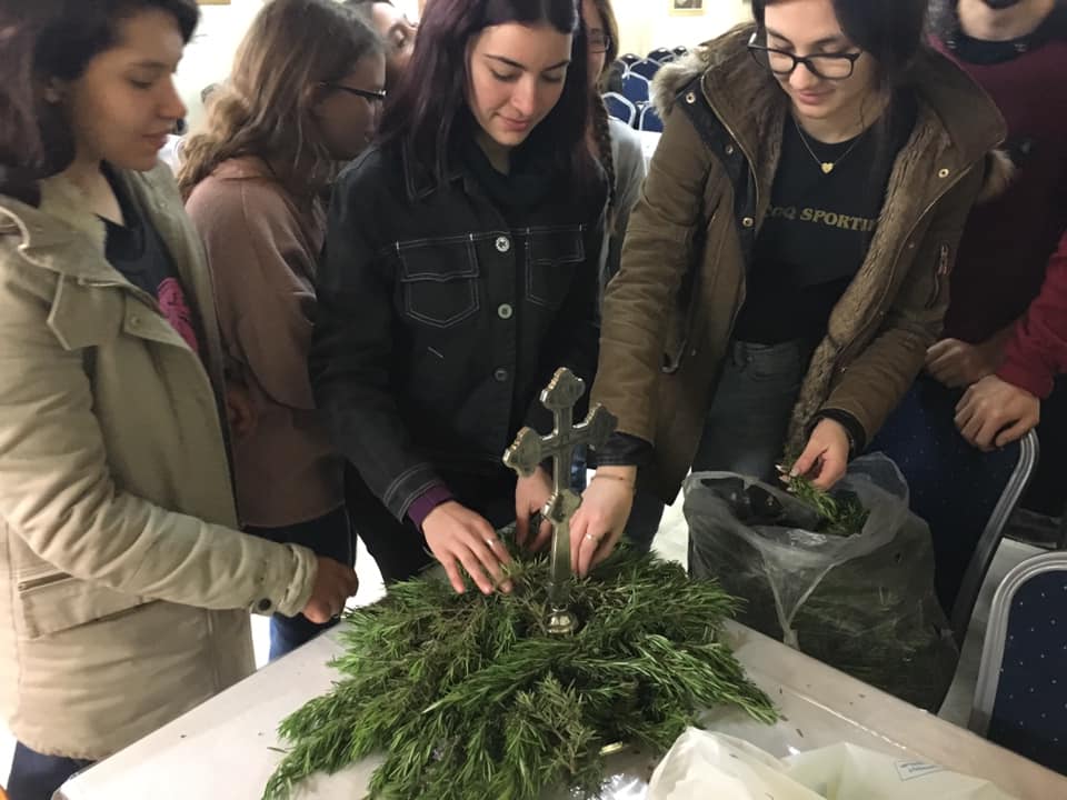 ΠΕΡΙΣΤΕΡΙ: Οι νέοι στόλισαν τον δίσκο του Τιμίου Σταυρού
