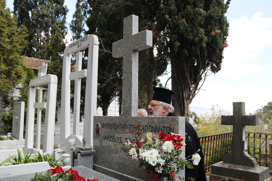 Τρισάγιο επί του τάφου εις το Κοιμητήριο Πριγκήπου