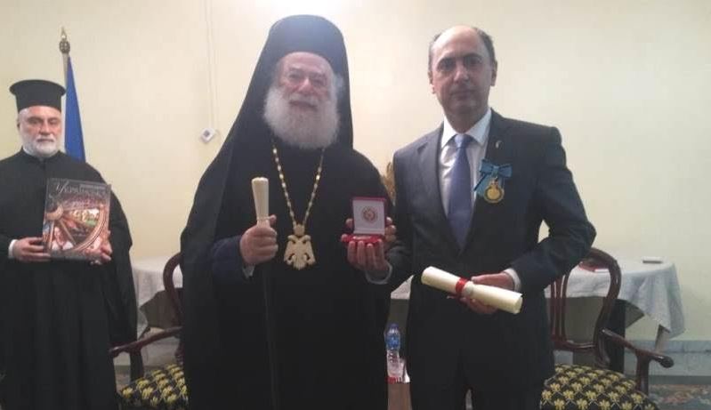 Ο Πατρ.Αλεξανδρείας παρασημοφόρησε τον Πρέσβη της Ουκρανίας στην Αίγυπτο