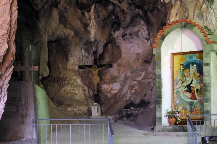 Ο Ναός που είναι χτισμένος σε σπήλαιο του όρους Χάον