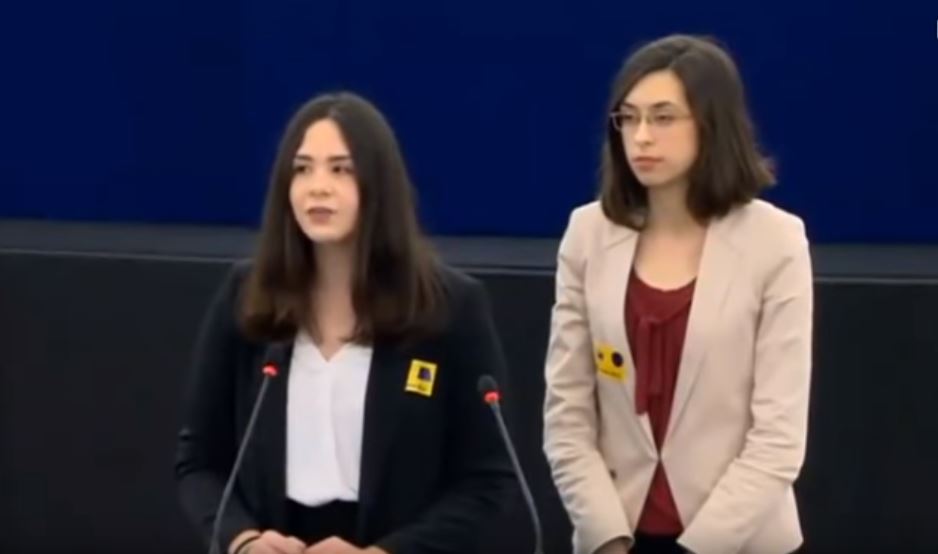 Ελληνίδα μαθήτρια τραγουδά τον Ερωτόκριτο στο Ευρωκοινοβούλιο