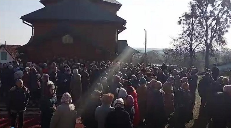 В селе Розваж Ровенской области сторонники «ПЦУ» захватили штурмом храм Украинской Православной Церкви во время службы