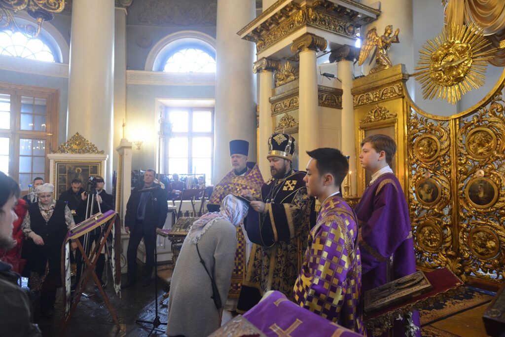 Митрополит Волоколамский Иларион совершил чин присоединения к Православной Церкви временно отпавших от нее людей