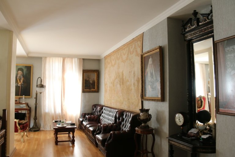 საქართველოს საპატრიარქო რეზიდენციის შესასვლელში განთავსებულ პორტრეტებთან დაკავშირებით განმარტებას აკეთებს