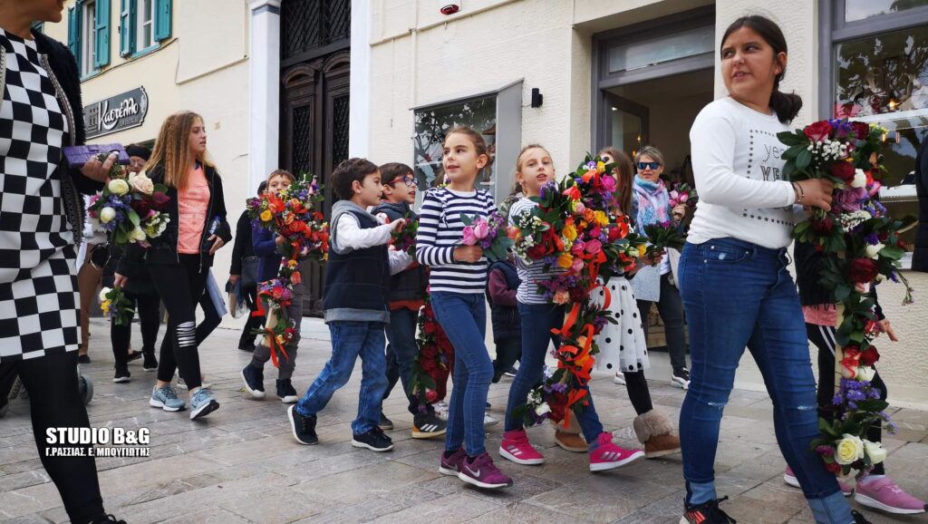 Ναύπλιο- Κάλαντα του Λαζάρου από παιδιά στα σοκάκια της Παλαιάς πόλης