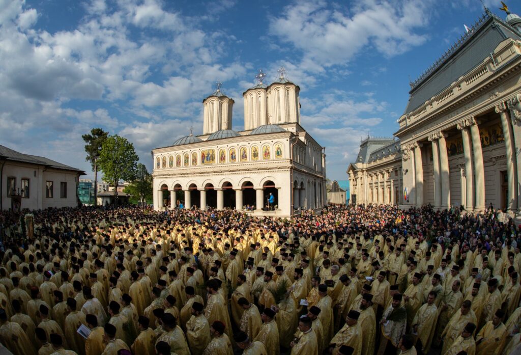 Thousands flood Bucharest to remember Christ’s Entry into Jerusalem (VIDEO)