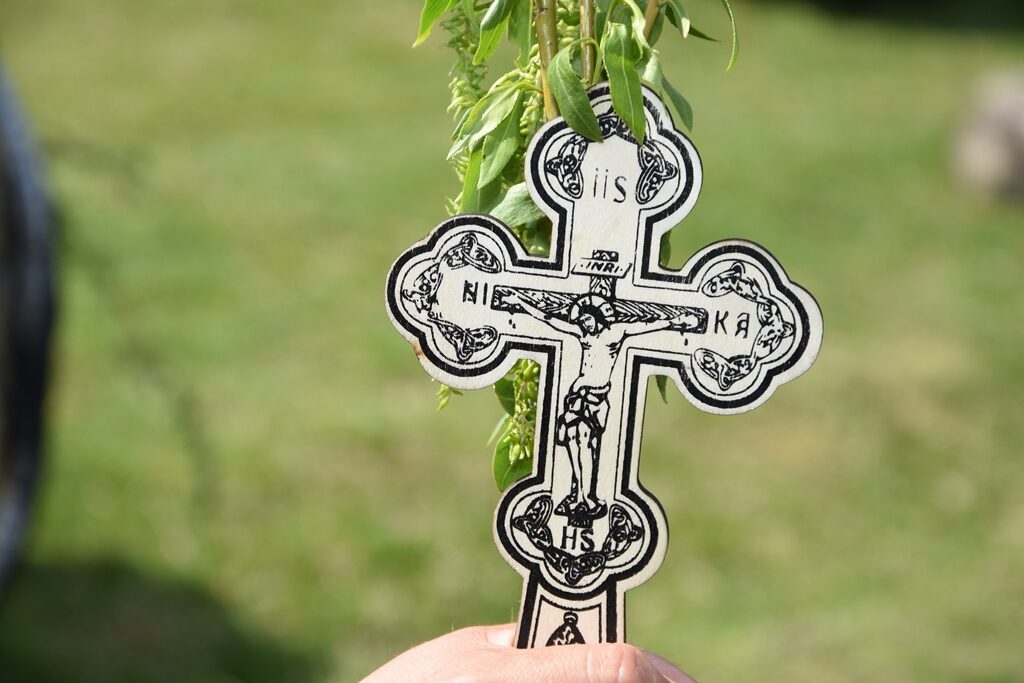 Procesiune: Creștinii au mers cu cruci și salcie în mâini către „Dealul Golgota” de lângă Ciudanovița