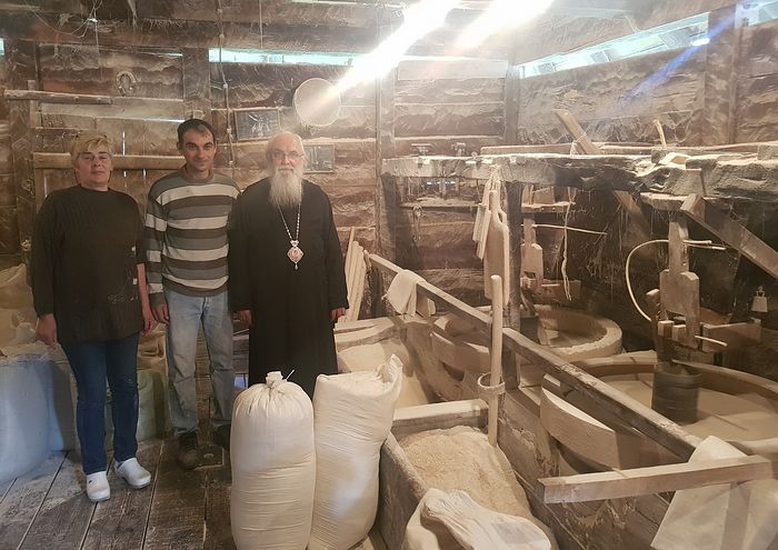 ЕПИСКОП МИЛУТИН ПОСЕТИО ХРАМ СВЕТОГ ДИМИТРИЈА И ЕТНО ГАЗДИНСТВО „КУМОВА ВОДЕНИЦА“ У МАРКОВОЈ ЦРКВИ