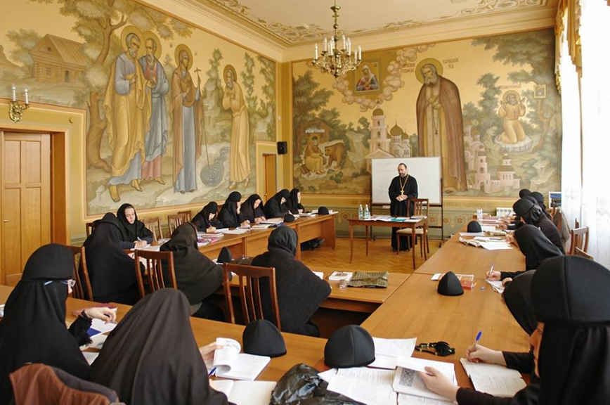 Στα… θρανία οι μοναχές σε Ιστορική Μονή της Ρωσίας