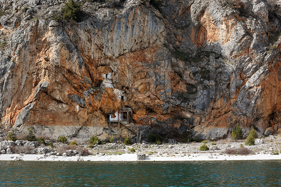 Kisha eremite e Shën Mërisë, mes ujërave të kristalta të Prespës (FOTO)