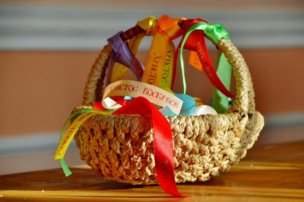 В епархиях Русской Православной Церкви проходит миссионерская акция «Пасхальная ленточка»