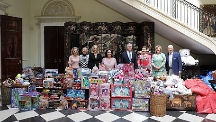 Краљевска породица и “Лајфлајн Чикаго” обрадовали више од 1.000 деце за Васкрс