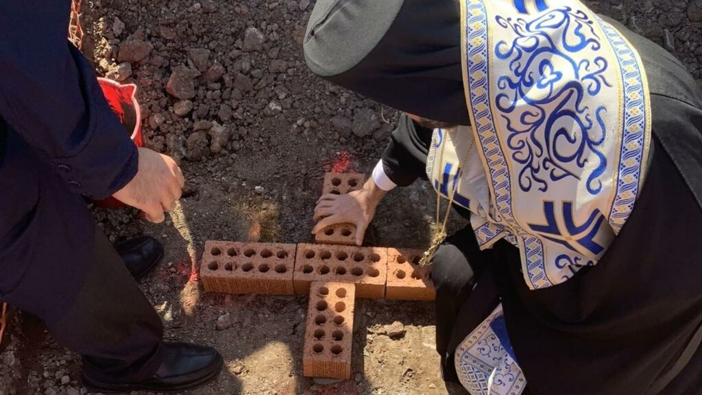 قام سيادة المطران باسيليوس (قدسية)، متروبوليت أستراليا – نيوزيلاندا والفلبّين، بوضع حجر الأساس “لمركز الأبرشية للتربية والشبيبة”. فأقيمت الصلاة للمناسبة وتلي افشين الخدمة، وفيما الجوقة ترتل “خلص يا ربّ شعبك” تمّ وضع الحجر الأساس ورشّ مع المكان المجاور بالماء المقدّس.