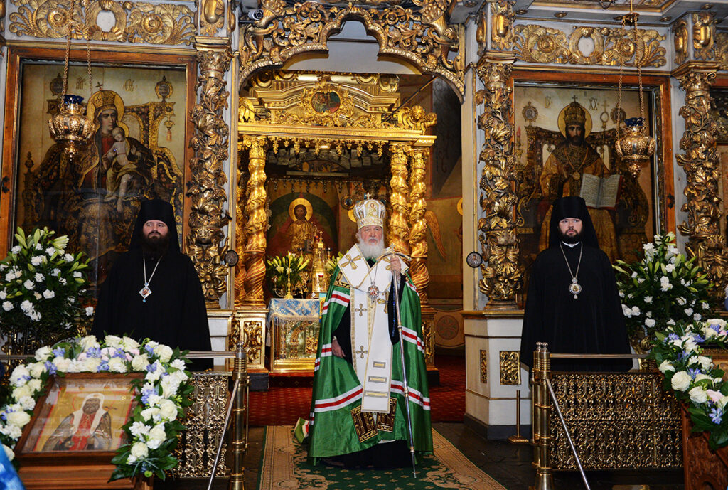 Святейший Патриарх Кирилл совершил молебен у раки с мощами святителя Тихона в Донском монастыре