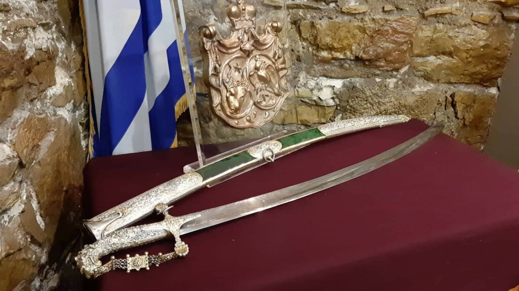 Η Ιερά Σπάθη του Αλέξανδρου Υψηλάντη πλάι στην Καρδιά του