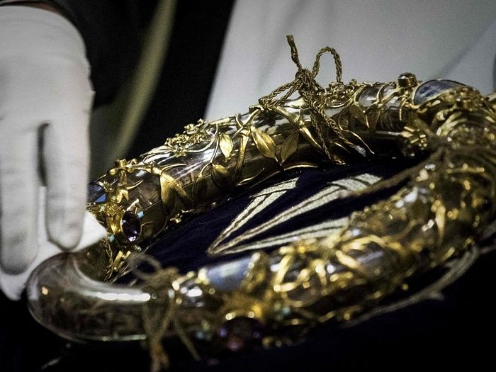 FIREFIGHTERS SAVE CROWN OF THORNS, OTHER RELICS IN NOTRE DAME CATHEDRAL