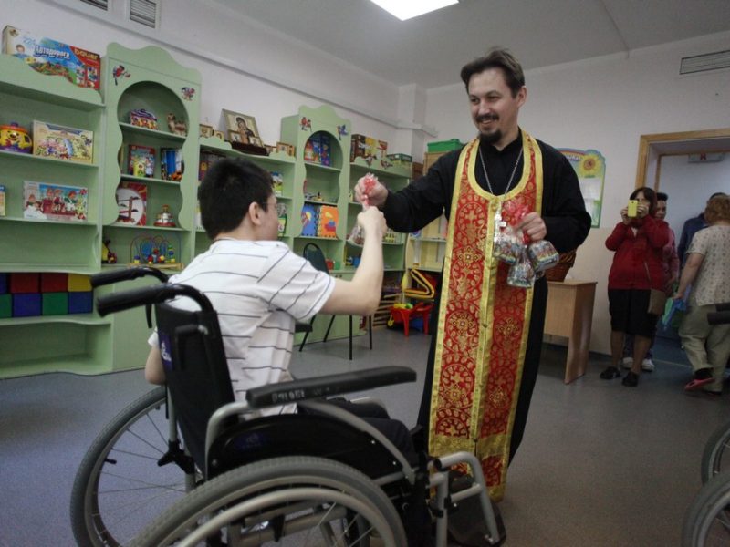 Более 13 тысяч нуждающихся поздравит с Пасхой православная служба помощи «Милосердие»