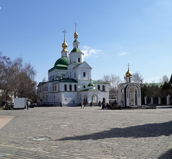 В Даниловом монастыре приступили к выпечке куличей и приготовлению творожной пасхи