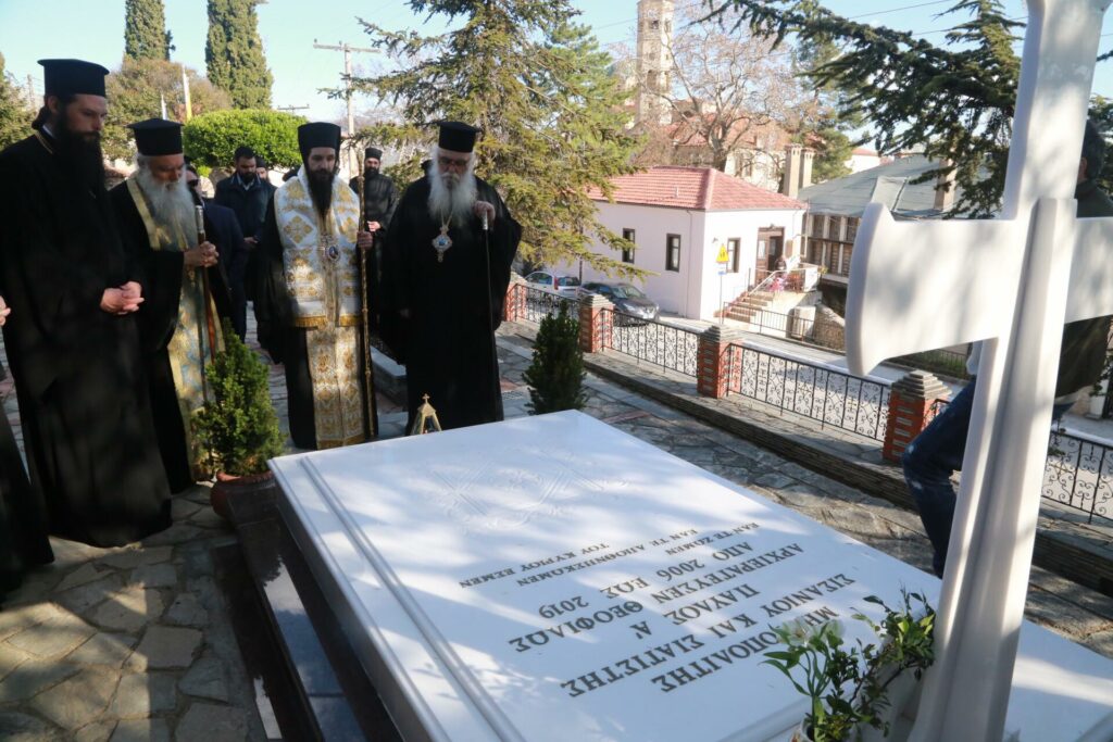 Τρισάγιο για τους προκατόχους του τέλεσε ο Μητροπολίτης Σισανίου