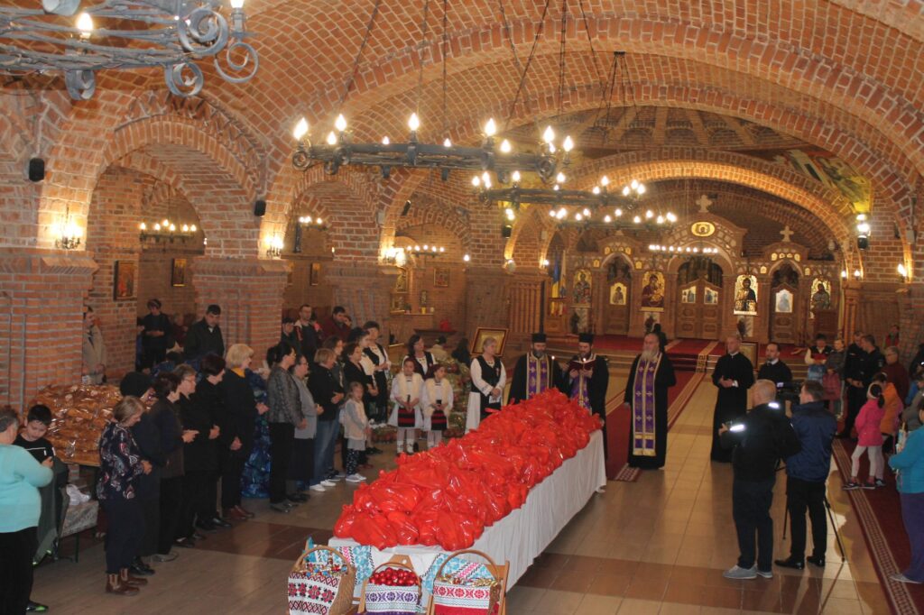 Asociația „Mironosițele femei” din Baia Mare a oferit 2.000 pachete alimentare familiilor nevoiașe
