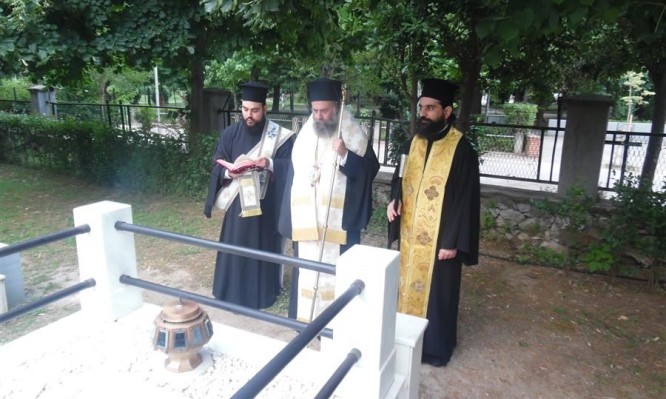 Τρισάγια στους τάφους των κεκοιμημένων Αρχιερέων από τον Μητρ. Θεσσαλιώτιδος