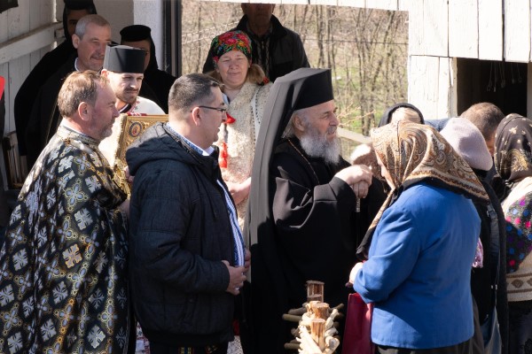 Arhiepiscopul Casian îndeamnă la transmiterea către noile generaţii a tradiţiilor preţuite în satele româneşti