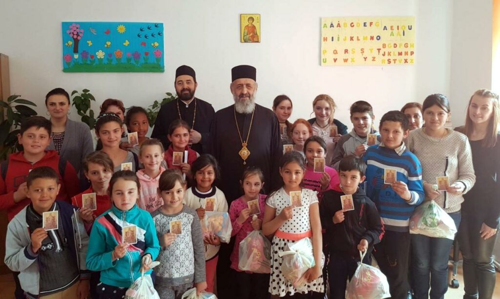 Arhiepiscopul Irineu le-a oferit daruri copiilor găzduiţi de Aşezământul social „Sf. M. Mc. Pantelimon” din Zlatna