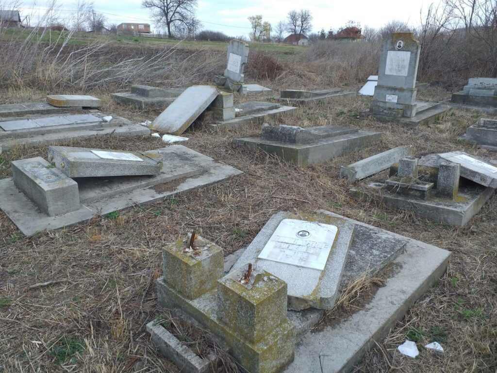 Episcopia Hușilor dezaprobă recenta vandalizare a cimitirului evreiesc din Huși