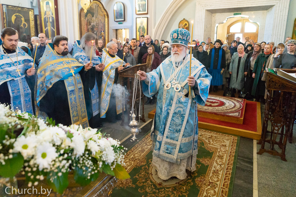 В канун Субботы Акафиста Патриарший Экзарх совершил утреню с чтением Акафиста Пресвятой Богородице в Свято-Духовом кафедральном соборе города Минска