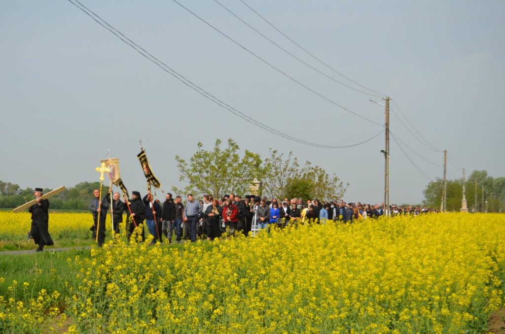 Pelerini pe „Drumul Crucii”, la Mănăstirea Hodoş Bodrog: Galerie Foto
