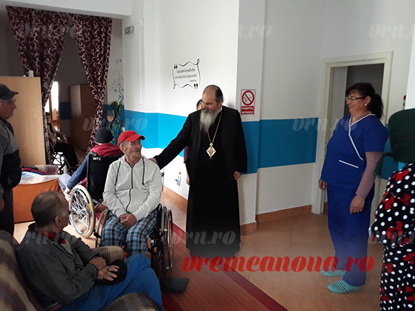 Episcopul Ignatie le-a făcut o bucurie unor copii şi vârstnici din două localităţi vasluiene