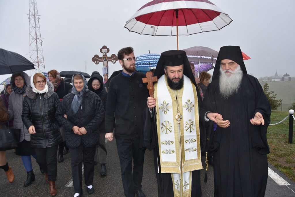 Episcopul Lucian și Părintele Damaschin Grigoriatul s-au rugat în a cincea Duminică din Post la Mănăstirea Brebu | FOTO
