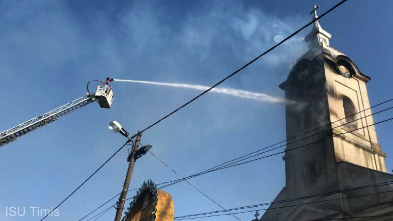 Timiş: Incendiu la Biserica din Şuştra; turla – în pericol de prăbuşire